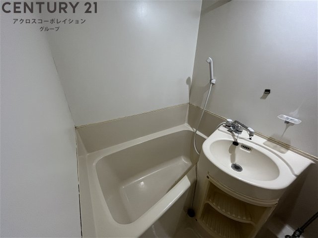 バス・シャワールーム　コンパクトで使いやすいお風呂です