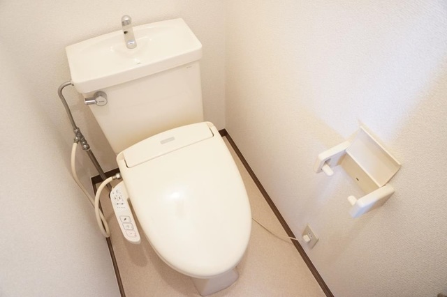 トイレ　温水洗浄便座です
