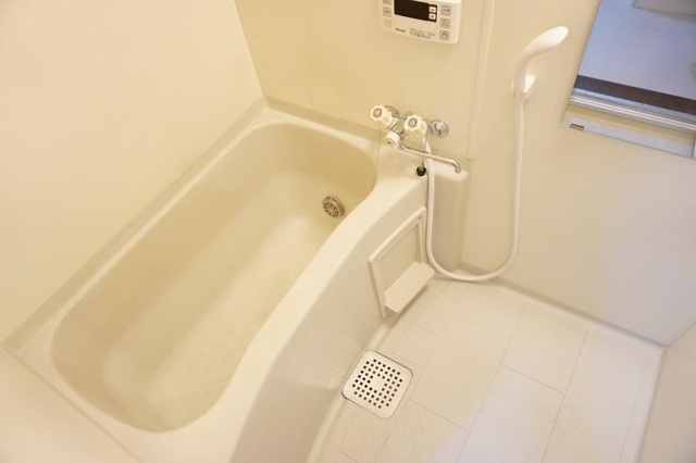 バス・シャワールーム　追焚機能がついた経済的なバス