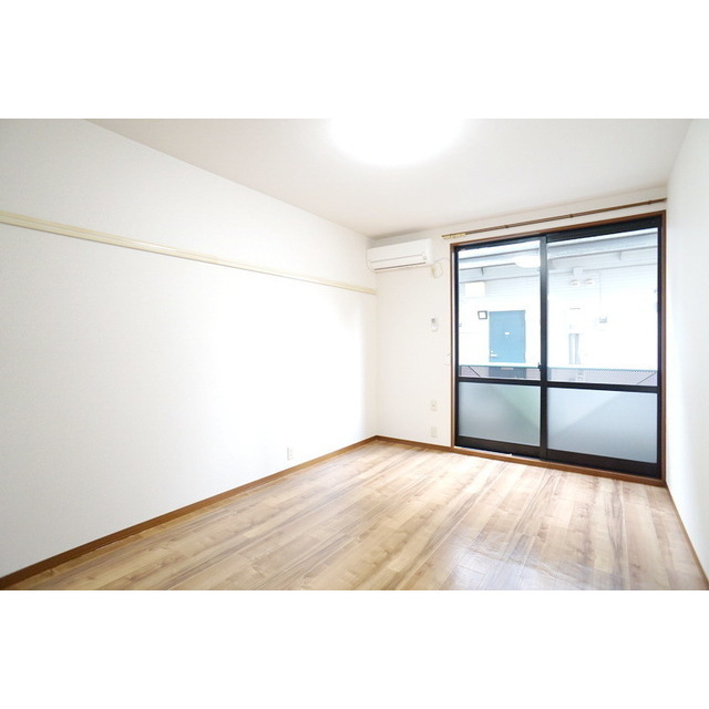 居室・リビング　明るい日差しの空間