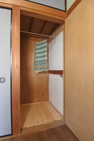 収納　用途を分けられる収納が2か所（ハンガーパイプ付き）