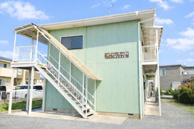 建物外観　落ち着いた色合いの外観。周囲は静かな住宅地です