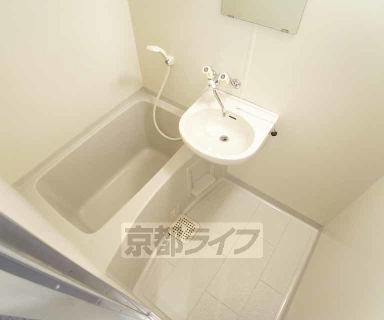 バス・シャワールーム　清潔感のある水廻り