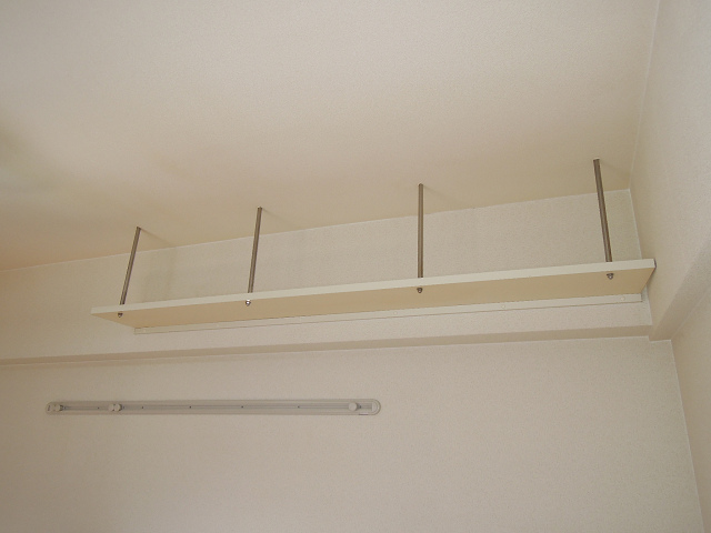 その他設備　吊り天井棚