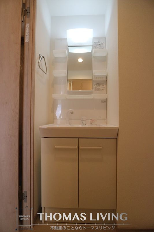 洗面設備　ライトが洗面台に付いてるので、明るく使いやすいですね。
