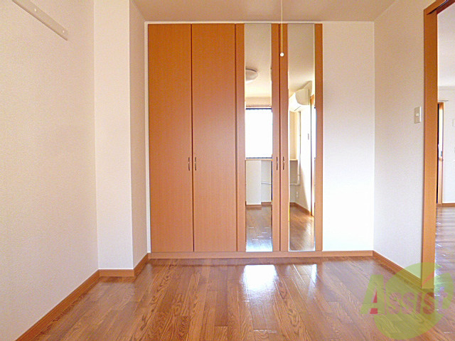 収納　お洋服が沢山はいるクローゼットです。お部屋もスッキリ！