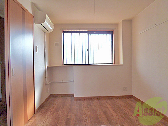 その他部屋・スペース　６帖の寝室です。ベットを置いても十分な広さが残ります。