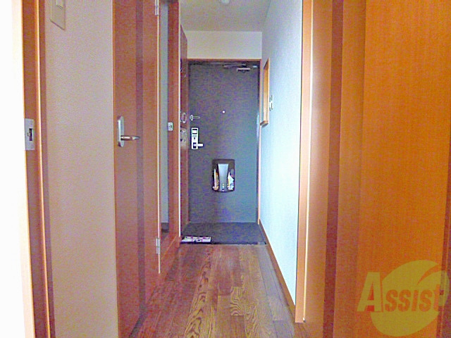 玄関　玄関から伸びた廊下の先には広々１０帖のリビングが・・