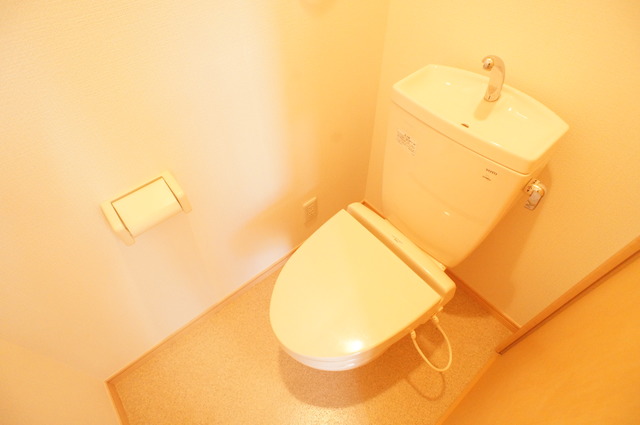 トイレ　白を基調とした空間で清潔感のあるトイレです♪