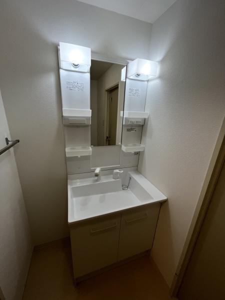 洗面設備　洗面台まわりもゆとりある広さ。