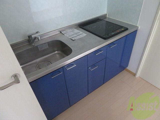 キッチン　角部屋でキッチンにも日差しが入り室内が明るくなりますね。