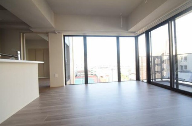 居室・リビング　同タイプ・別住戸のお写真となります