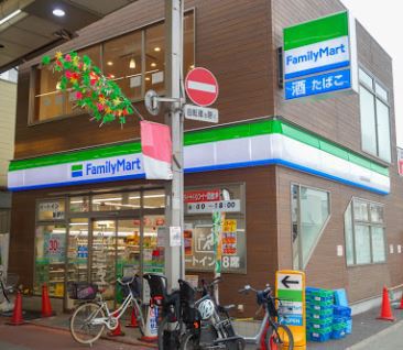 コンビニ　ファミリーマート（コンビニ）まで307m