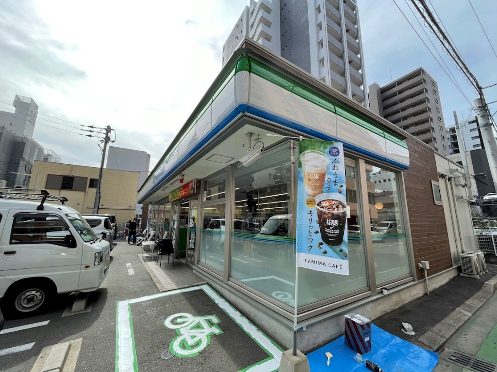 コンビニ　ファミリーマート 博多駅南三丁目店（コンビニ）まで233m