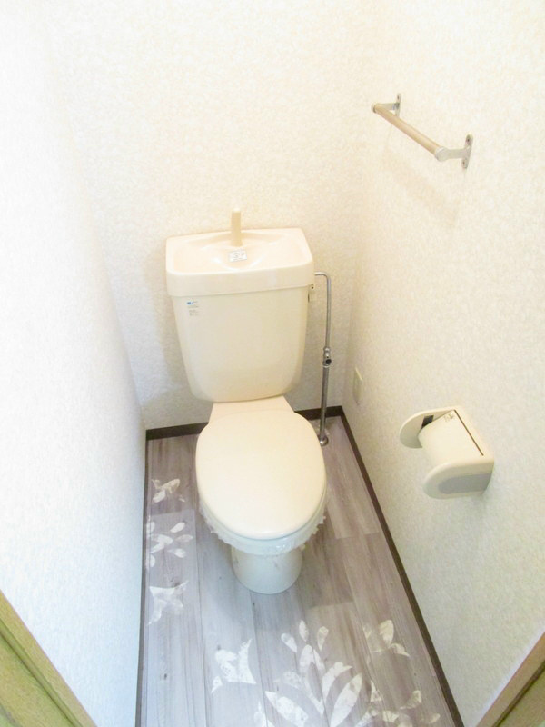 トイレ　床のクッションフロアを新品張替済みです