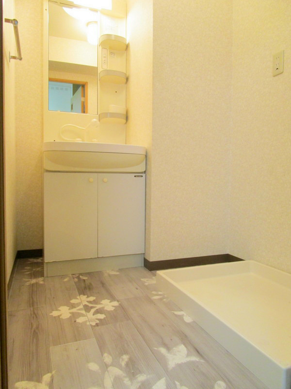 洗面設備　床のクッションフロアは新品張替済みです
