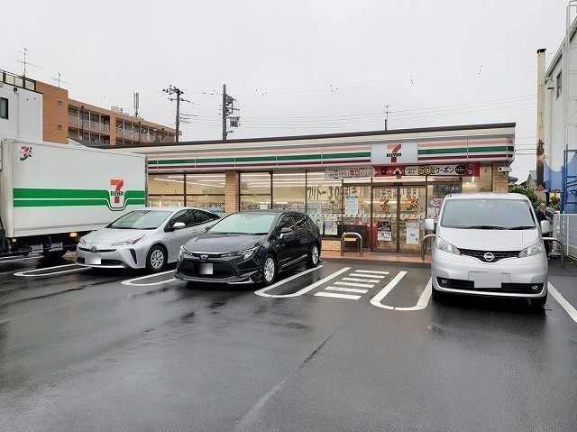 コンビニ　セブンイレブン（コンビニ）まで742m
