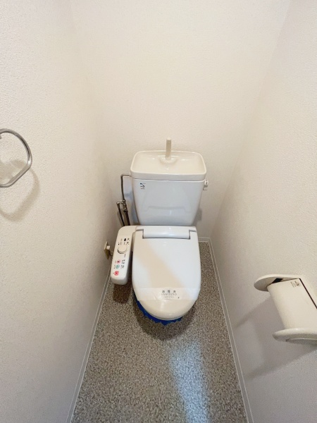 トイレ　嬉しい温水洗浄便座つき