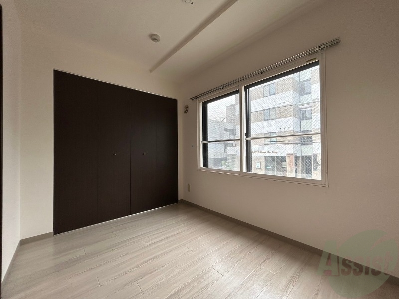 その他部屋・スペース　戸を閉めるとリビングと区切られた寝室にすることができますよ。