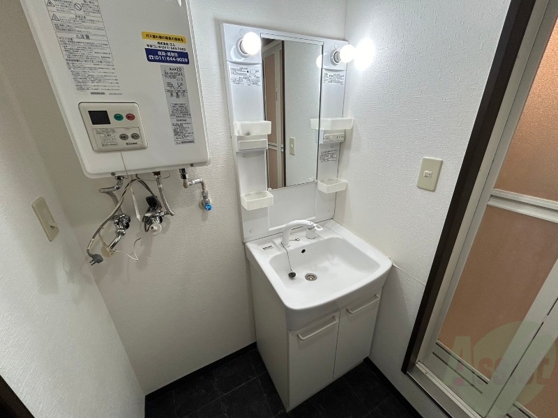 洗面設備　大きくて使いやすそうな独立洗面台になっています。