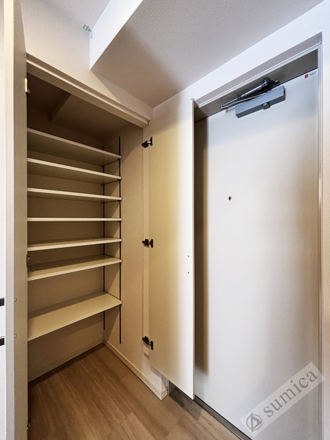 玄関　大容量シューズクローク、大きな鏡付き♪♪