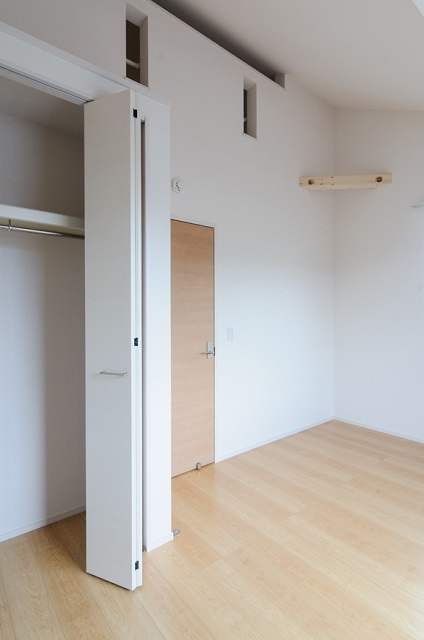 居室・リビング　２階洋室に大容量の収納を完備、勾配天井もお洒落