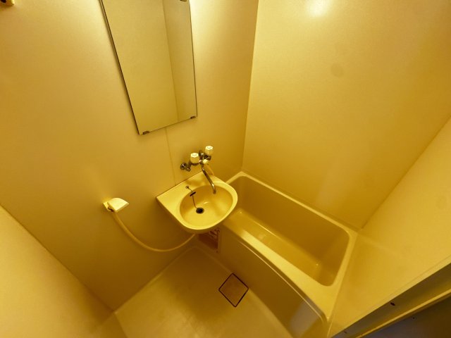 バス・シャワールーム　コンパクトで使いやすいお風呂です