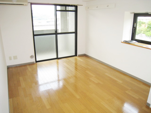 居室・リビング　同物件別号室