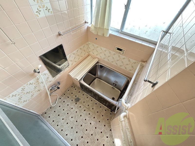 バス・シャワールーム　浴室はこちらです。シンプルな作りになっております。