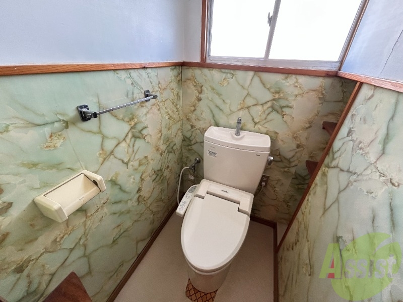 トイレ　トレイは嬉しい温水洗浄便座付になっております。