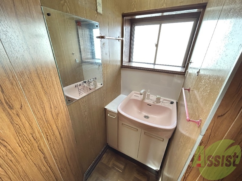 洗面設備　洗面台は嬉しい洗髪洗面化粧台になっております。