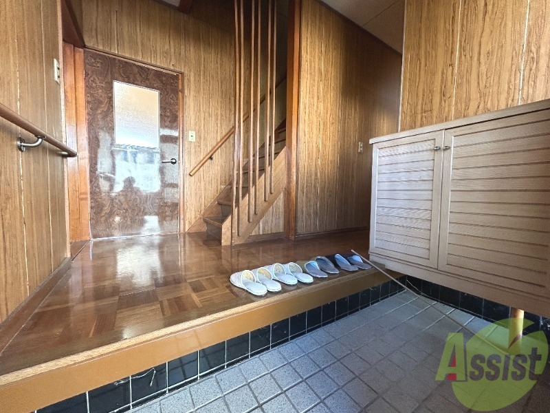 玄関　玄関は日広々としており、靴の着脱が楽そうです。