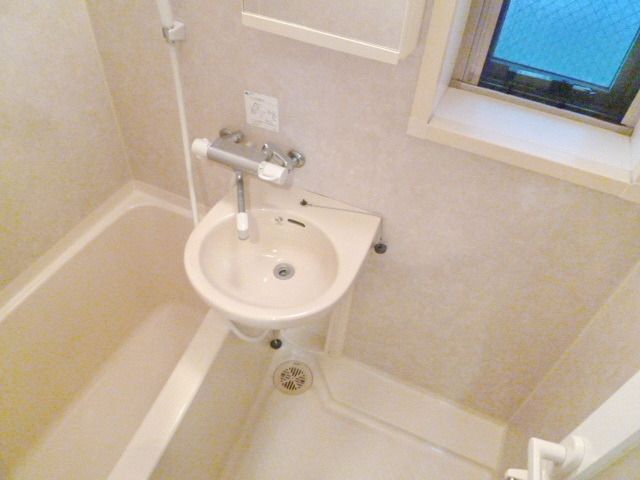 バス・シャワールーム　★窓もついて換気も便利なバスルーム★