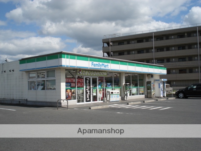 コンビニ　ファミリーマート御所東松本店（コンビニ）まで617m