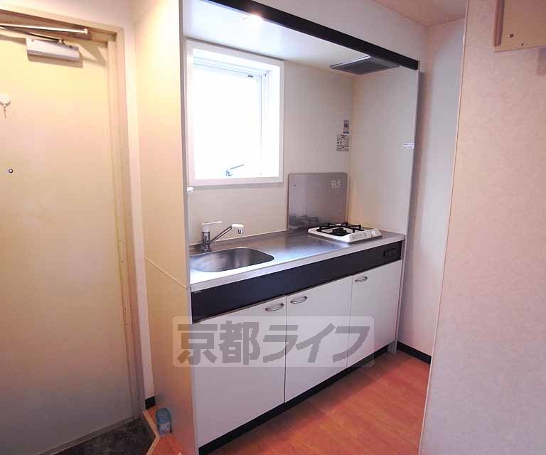 キッチン　コンパクトで窓のある明るいキッチン