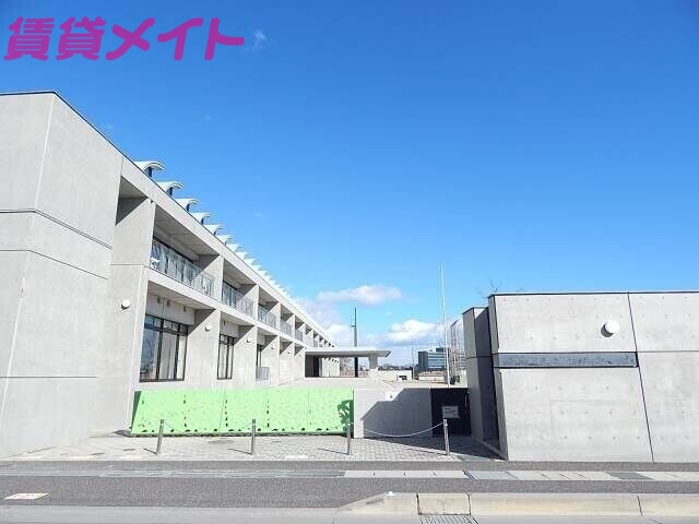 小学校　鈴鹿市立旭が丘小学校（小学校）まで355m