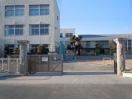 小学校　牛川小学校（小学校）まで700m