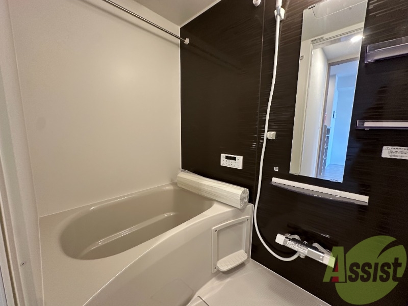 バス・シャワールーム　落ち着いたデザインの浴室。ゆったりできそうです。