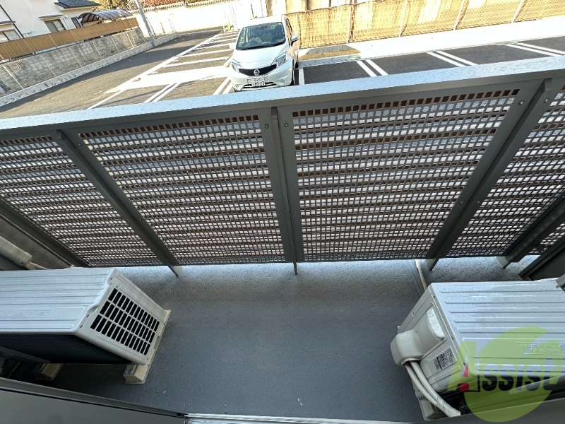 バルコニー　バルコニーは洗濯物を干すのに十分な広さがありますね。