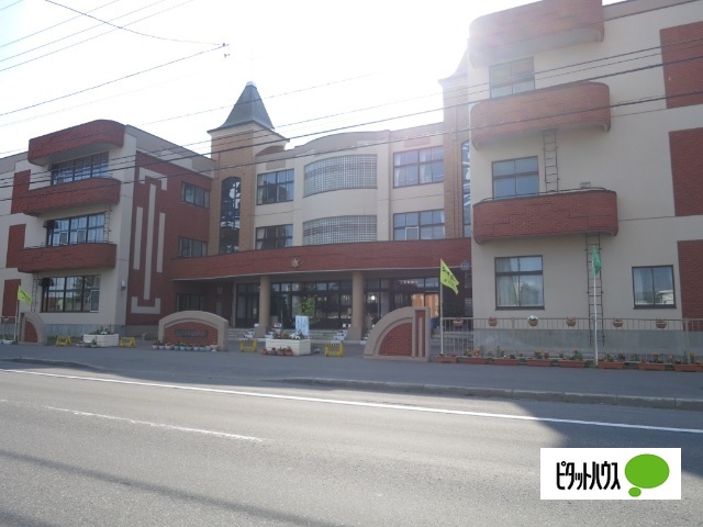 小学校　旭川市立東五条小学校（小学校）まで704m