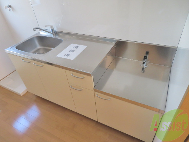 キッチン　シンプルなキッチンです。一人暮らしにはちょうどいいサイズ。