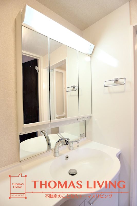 洗面設備　女性に人気の三面鏡タイプです。