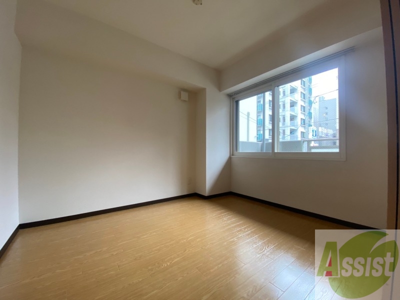 その他部屋・スペース　寝室はこちらです。光が差し込む、温かみのあるお部屋です。