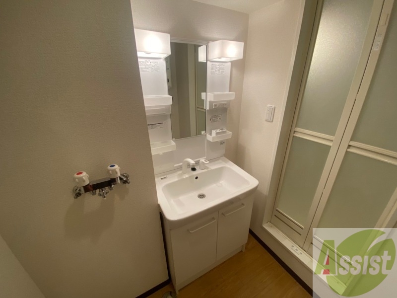 洗面設備　独立洗面台です。大きくてよいですね。シャンプーもできます。