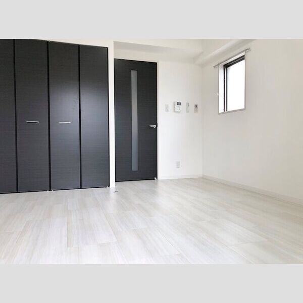 居室・リビング　広々とした洋室。