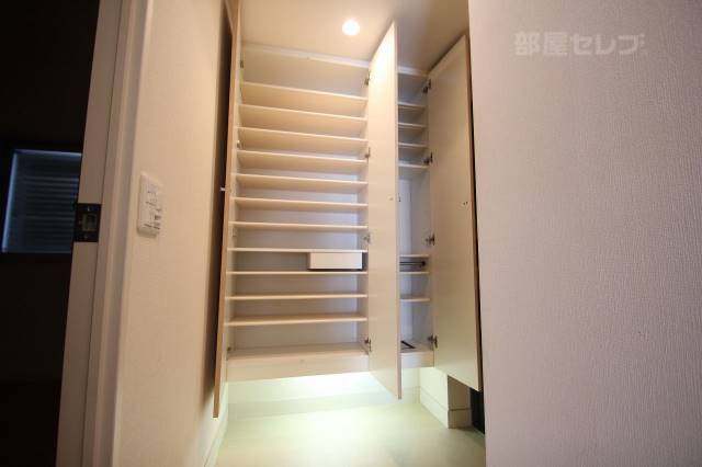 玄関　たくさん靴が入ります。