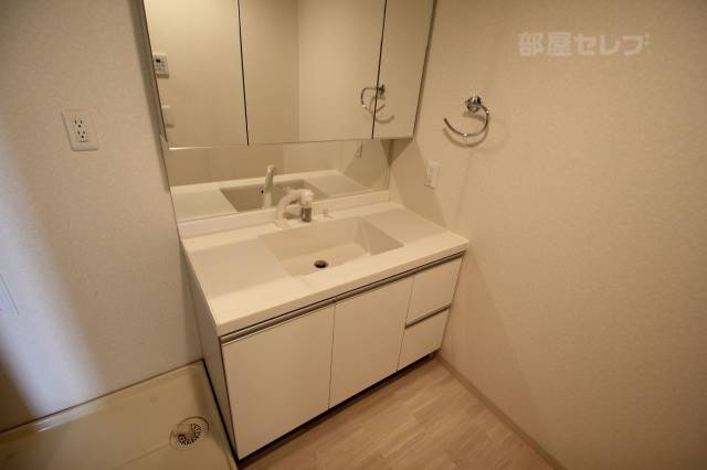 洗面設備　三面鏡です。