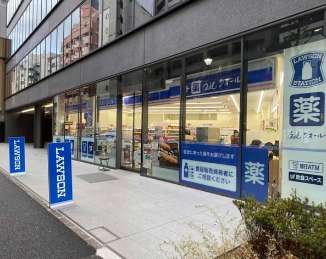 コンビニ　ローソンクオール西新宿小滝橋通店（コンビニ）まで110m