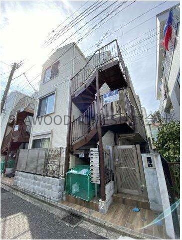 建物外観　閑静な住宅街に佇む、落ち着いた雰囲気の低層住宅。