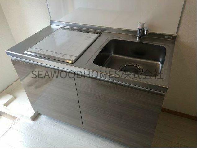 キッチン　清潔感のある白基調で、使い勝手の良いキッチン。